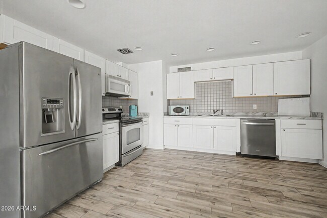 5232 W Mauna Loa Ln Glendale, AZ 85306 photo 4