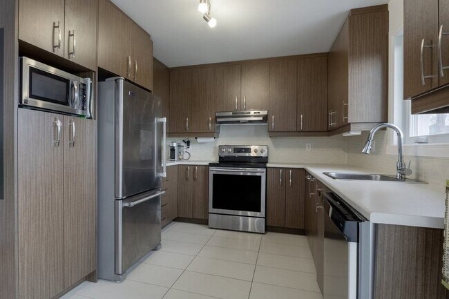 1331 S Flores St San Antonio, TX 78204 photo 2