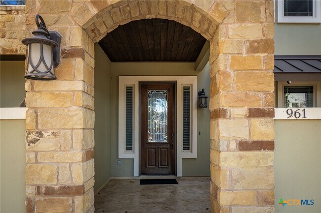 961 N Academy Ave New Braunfels, TX 78130 photo 3