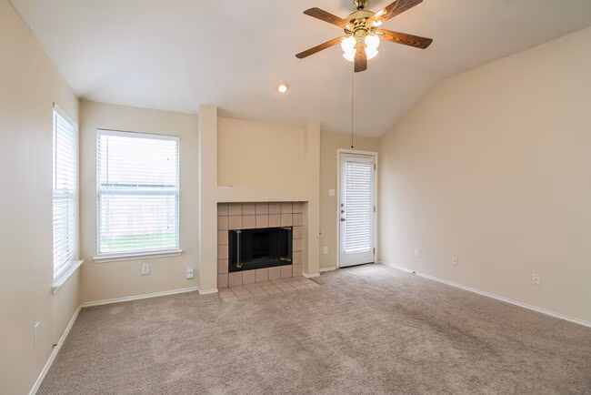 2807 N Hampton Dr Grand Prairie, TX 75052 photo 2