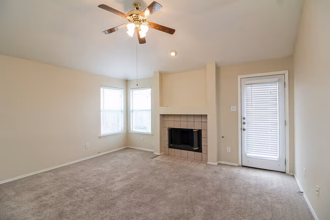 2807 N Hampton Dr Grand Prairie, TX 75052 photo 4