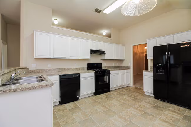 2807 N Hampton Dr Grand Prairie, TX 75052 photo 5