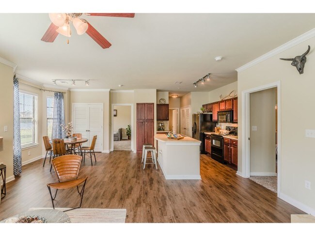 Hunter's Cove Apartments photo 2