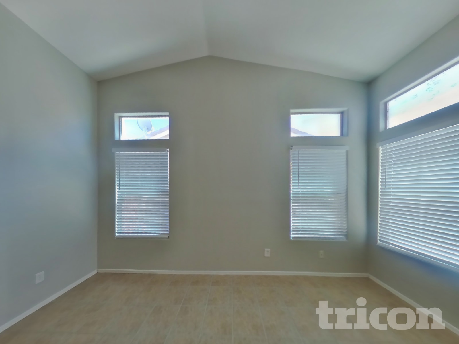 3424 N Saffron photo 2