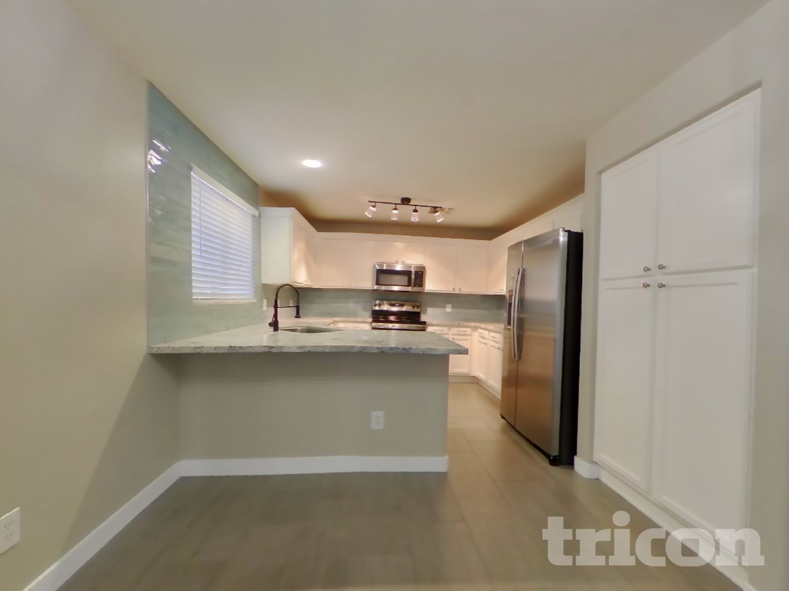 11817 W Poinsettia Drive photo 3