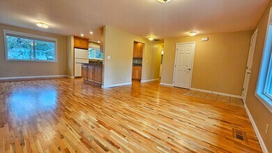 Beautiful 3 Bed 2 Bath Rambler in Beautiful Redmond photo 3
