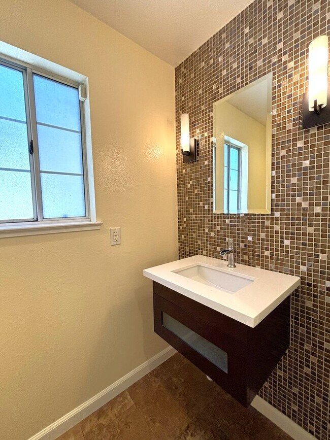 Charming 2 Story Family Home 3 Beds 2.5 Baths photo 3