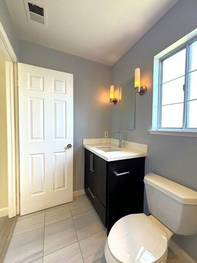 Charming 2 Story Family Home 3 Beds 2.5 Baths photo 5