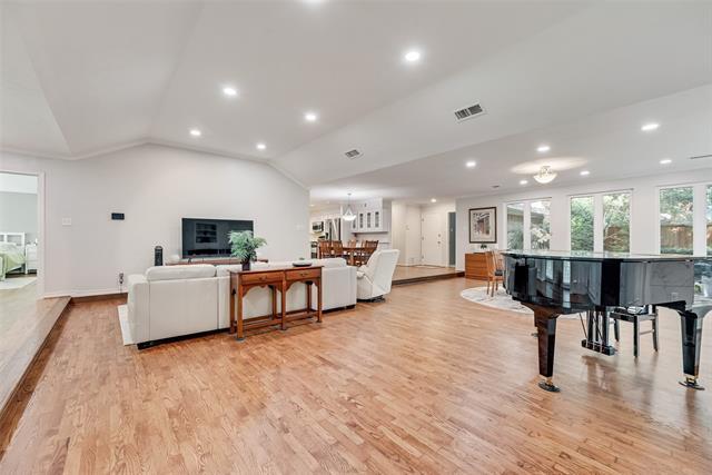 3825 Echo Brook Ln Dallas, TX 75229 photo 4