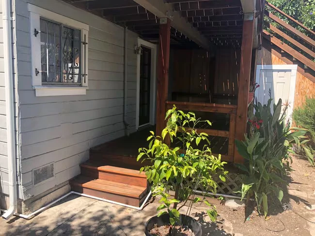 2110 11th Ave Oakland, CA 94606 photo 3