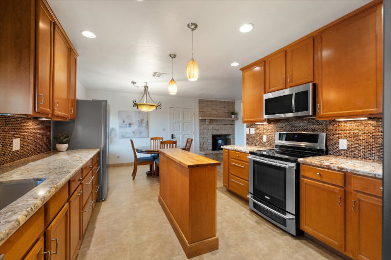 Single Occupant Room for Rent in a 3 Full Bathroom 2400 sq ft House photo 5