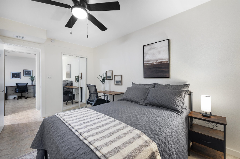 Single Occupant Room for Rent in a 3 Full Bathroom 2400 sq ft House photo 3