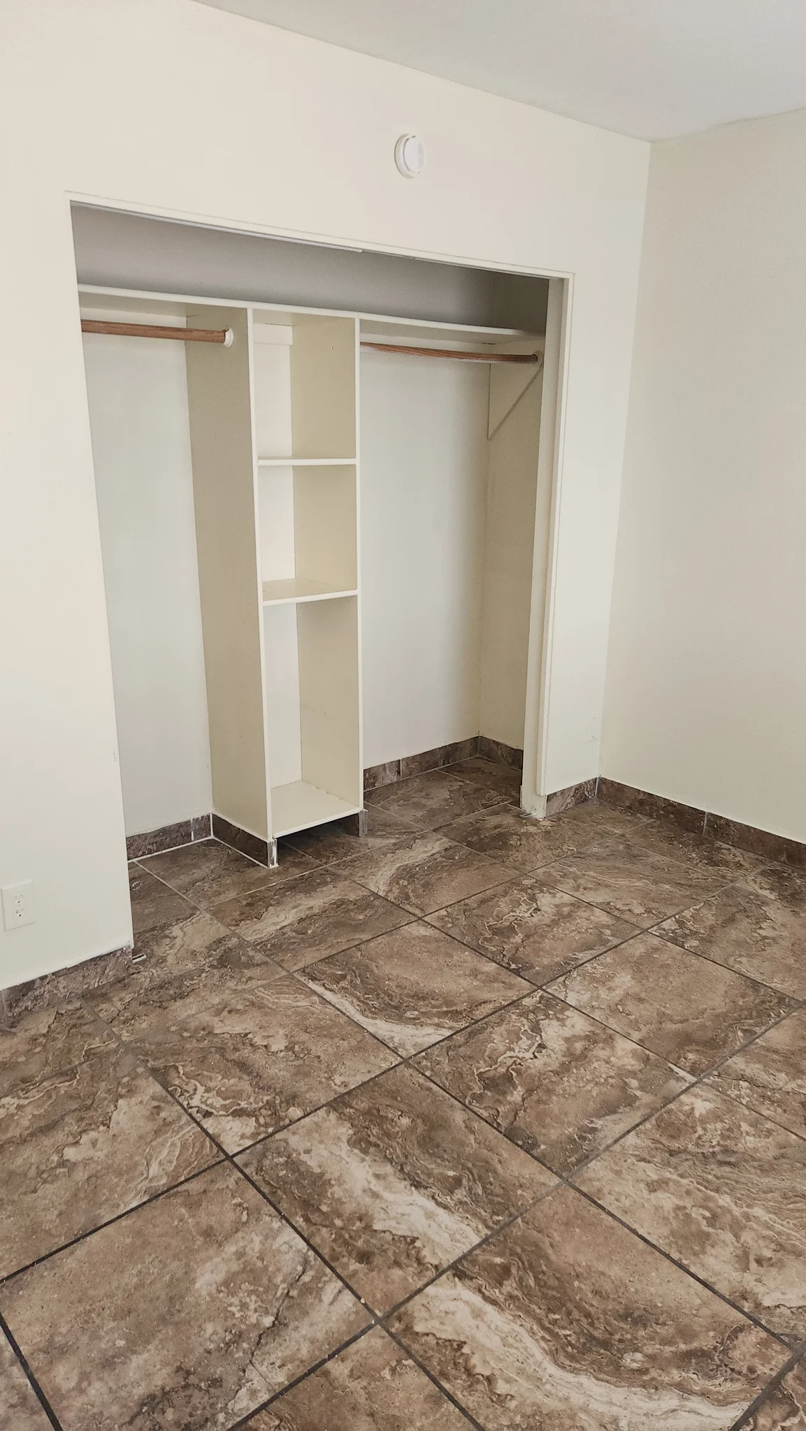 1 big bedroom 1 bath  central location   photo 3