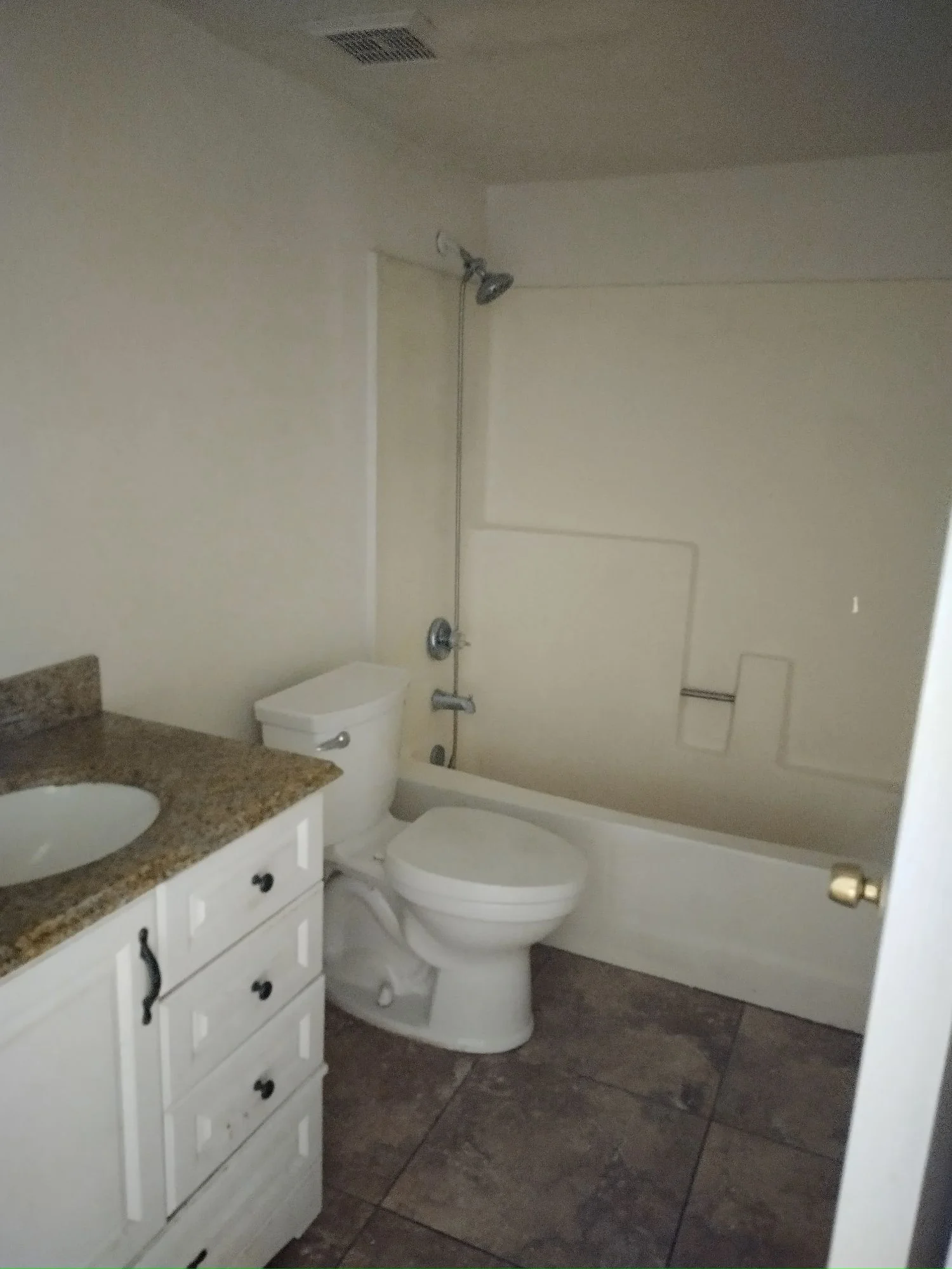1 big bedroom 1 bath  central location   photo 2
