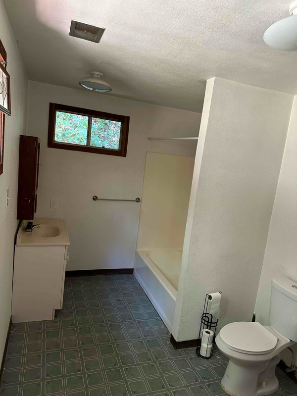 Quaint Cottage,  large 1 bedroom, on seasonal creek. Private setting.   photo 2