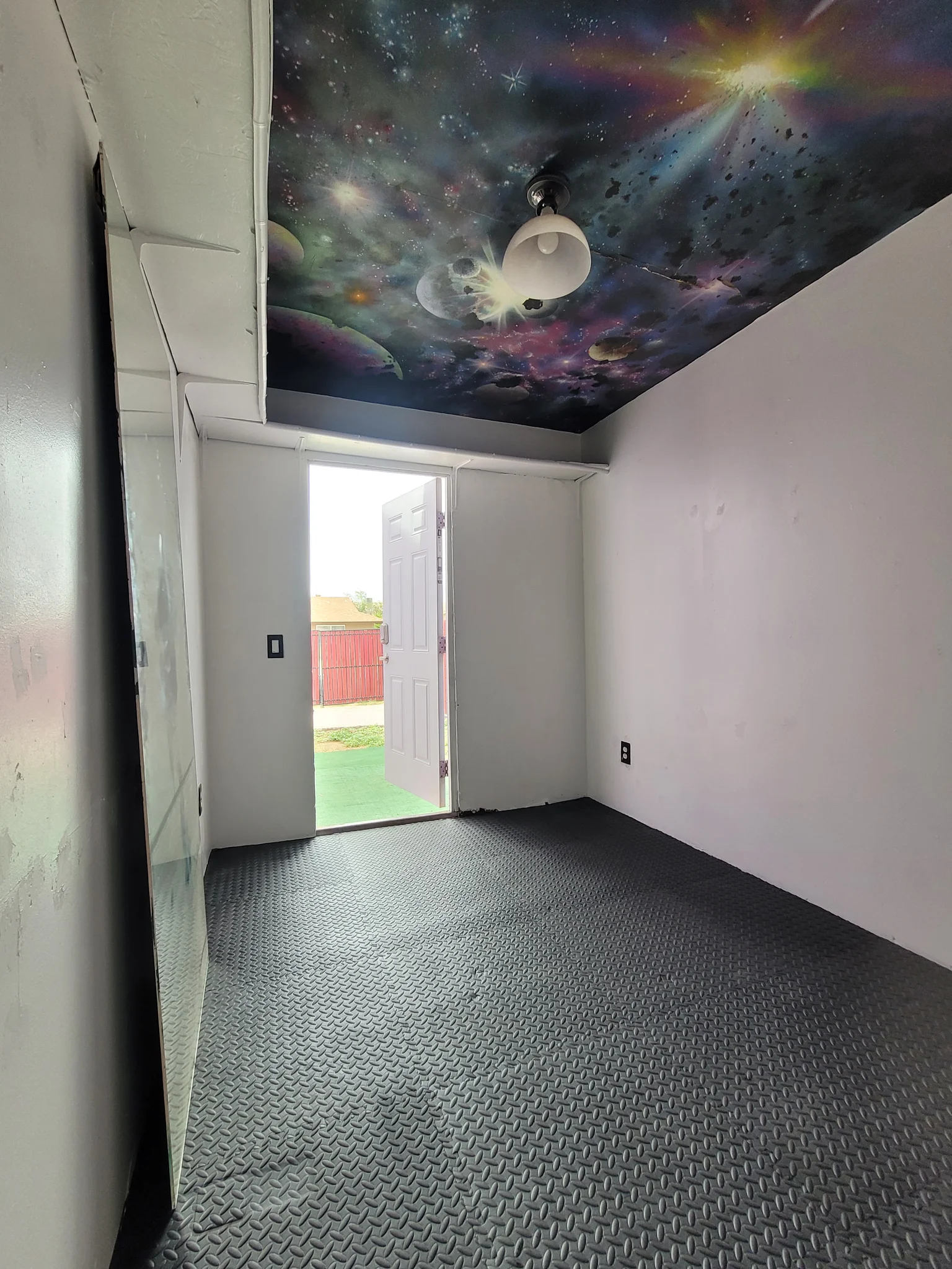 Workshop / Storage with Gated Driveway photo 3