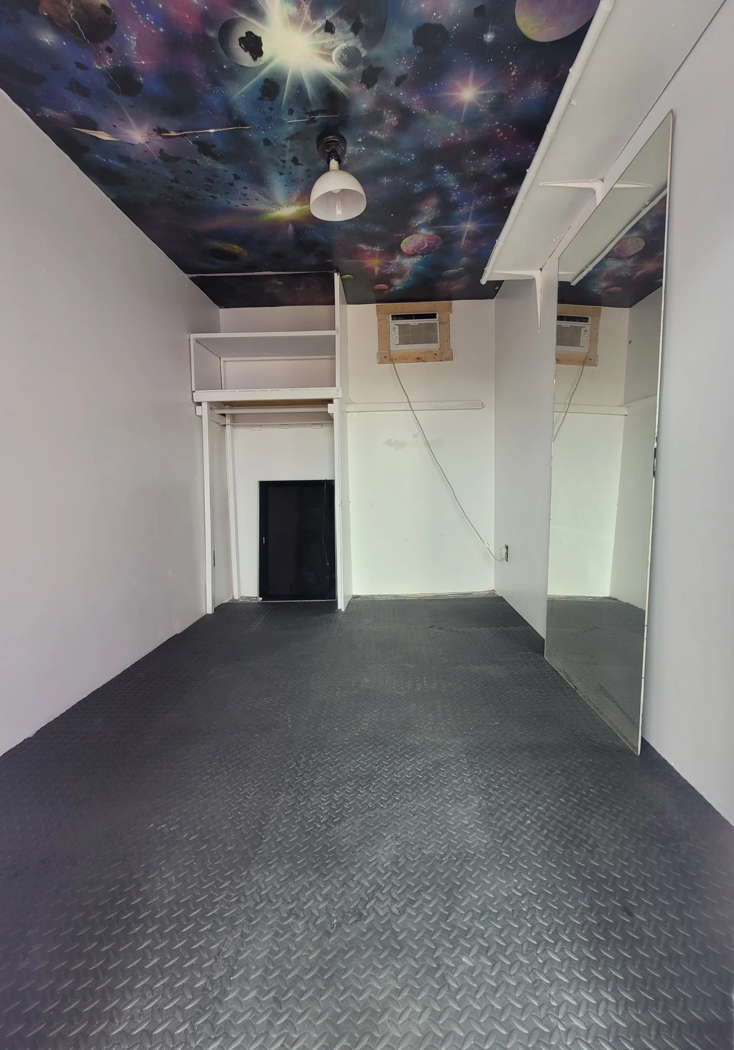 Workshop / Storage with Gated Driveway photo 2