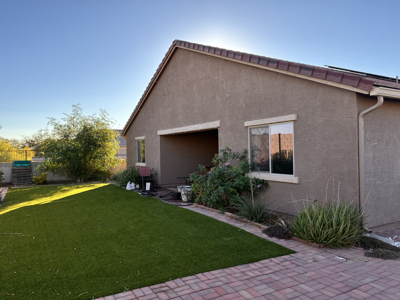 Private bedroom with shared bathroom in a quiet neighborhood, rent includes utilities. photo 4