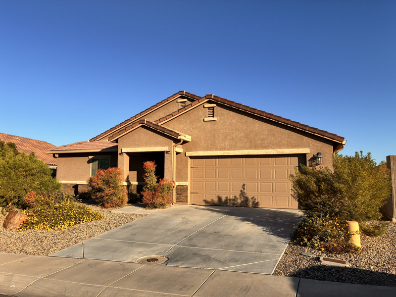 Private bedroom with shared bathroom in a quiet neighborhood, rent includes utilities. photo 3