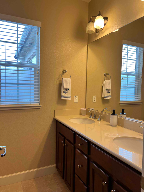 It’s a cozy and comfortable room in a house centrally located in Santa Rosa. photo 5