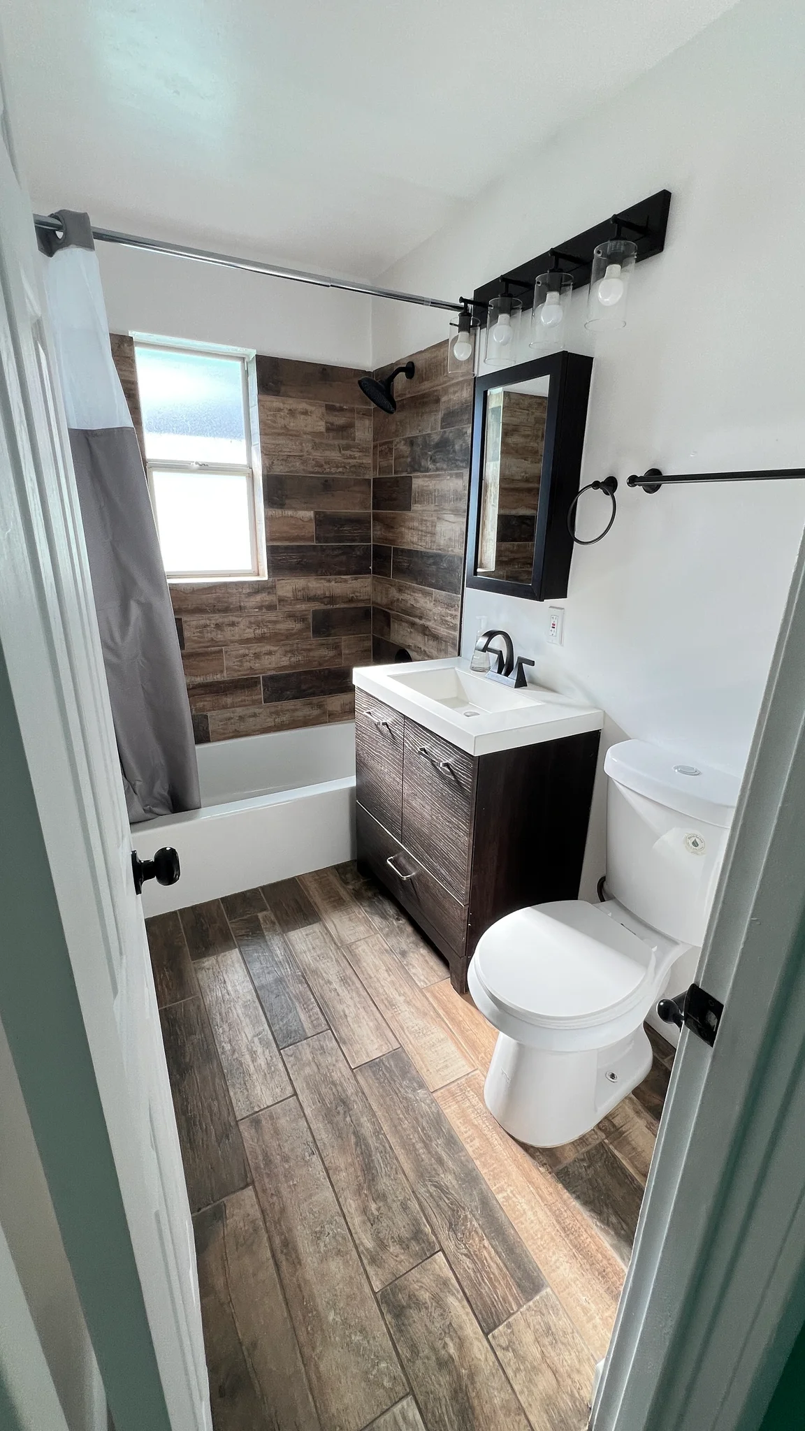 Bedroom for Rent in Phoenix, Furnished with All Utilities Included, In-Site Laundry photo 5