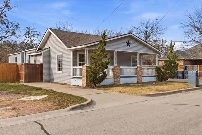 404 S Murray St McKinney, TX 75069 photo 2