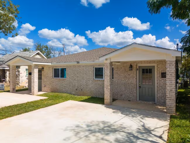 706 N 16th St Killeen, TX 76541 photo 2