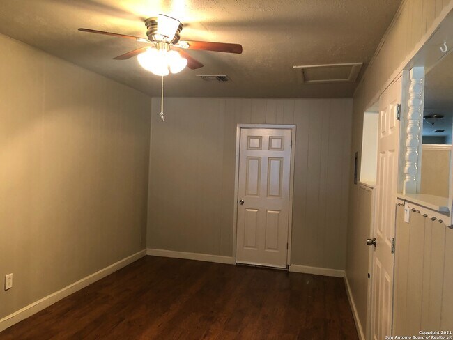 8614 Ludtke Ave San Antonio, TX 78221 photo 2