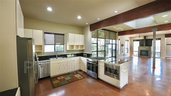 1708 Harvey St Austin, TX 78702 photo 2