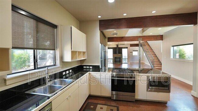 1708 Harvey St Austin, TX 78702 photo 4