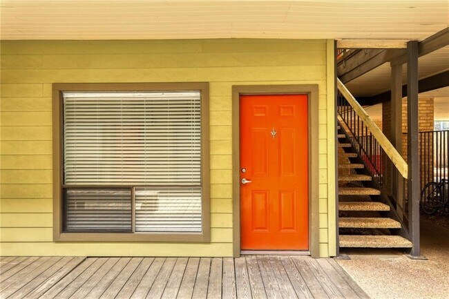908 Poplar St Austin, TX 78705 photo 3