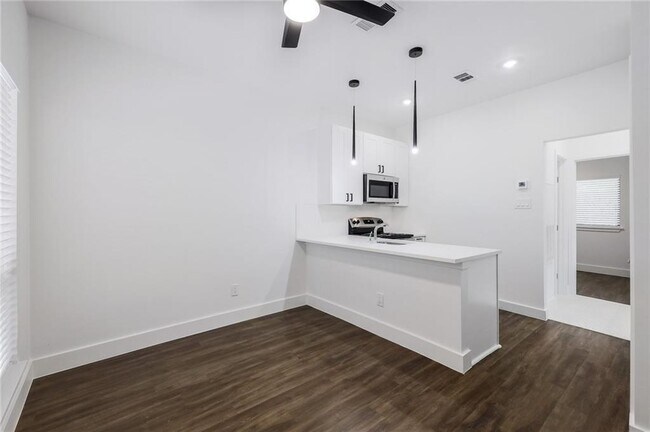 908 Poplar St Austin, TX 78705 photo 4