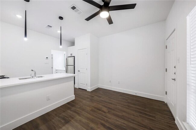 908 Poplar St Austin, TX 78705 photo 5