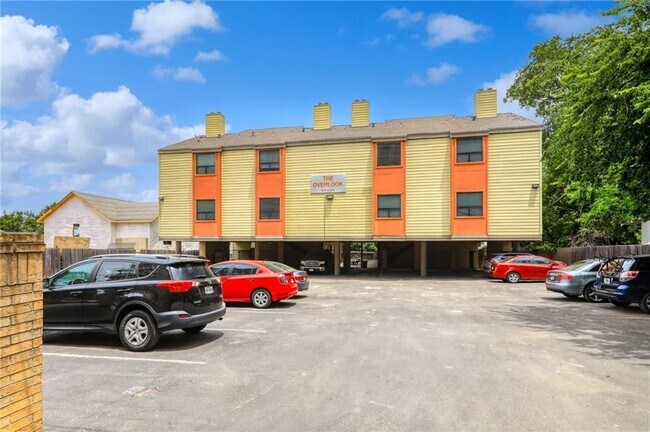 908 Poplar St Austin, TX 78705 photo 2