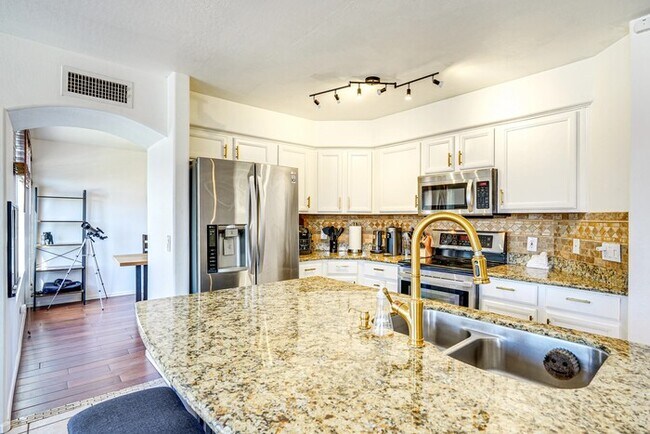 915 E Montoya Ln Phoenix, AZ 85024 photo 4