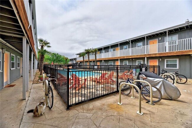 2401 Manor Rd Austin, TX 78722 photo 2