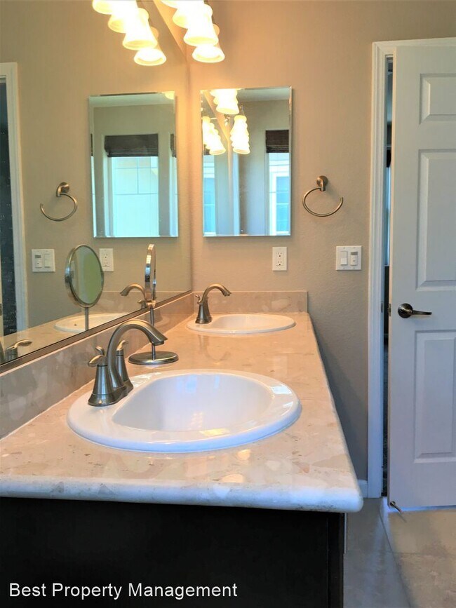 Fremont- Nice Floor Plan, NEWLY BUILT, 4 Bed, 3.5 Bath photo 4