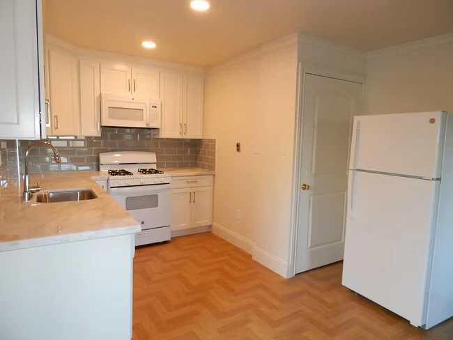 304 Edwards St Crockett, CA 94525 photo 2