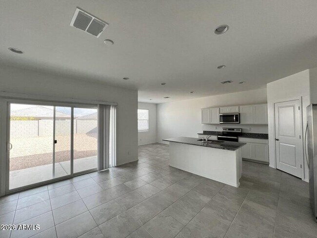 3532 Sequoia St Casa Grande, AZ 85122 photo 4