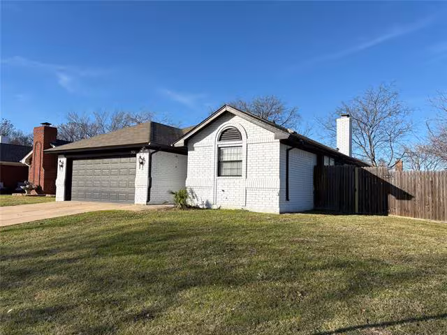 901 Fiero Dr Arlington, TX 76001 photo 2