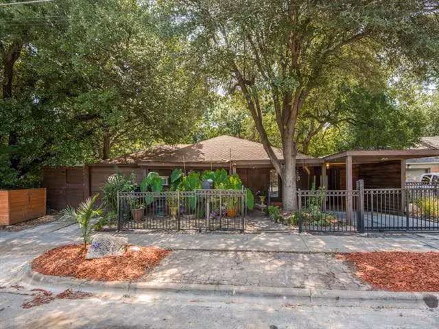 208 Cliffdale Ave Dallas, TX 75211 photo 2