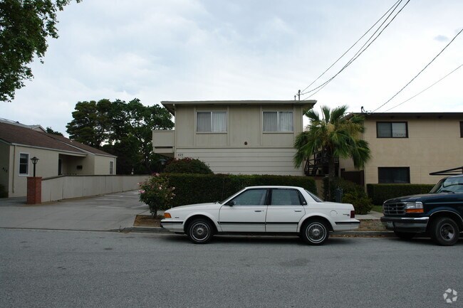 Dim - 425 Walnut St. photo 3