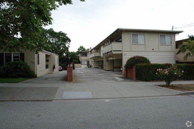Dim - 425 Walnut St. photo 2