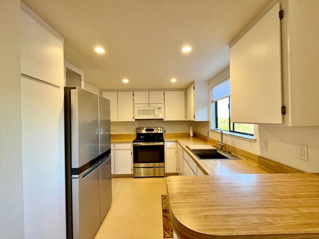 2Bed/2Bath Central Novato Location with Pool and Tennis photo 2