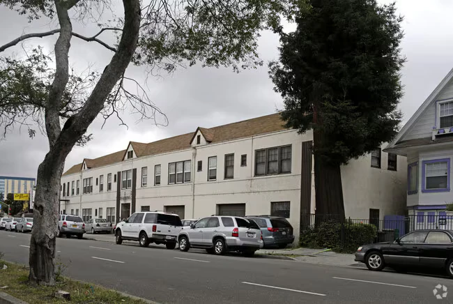 Apartments on W Macarthur Blvd · Oakland photo 2