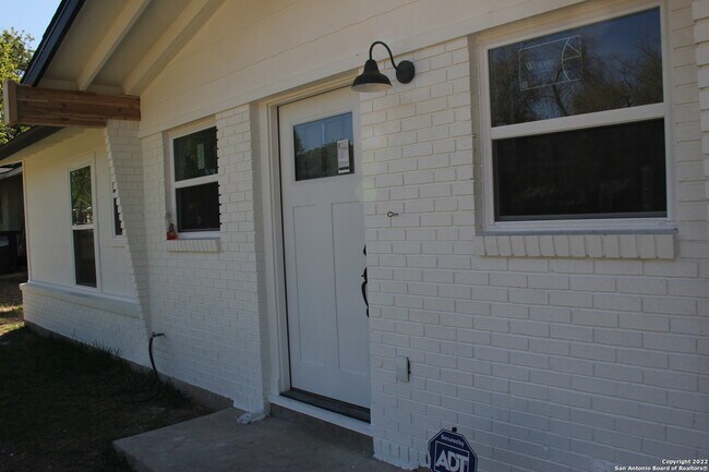 4814 Chedder Dr San Antonio, TX 78229 photo 2