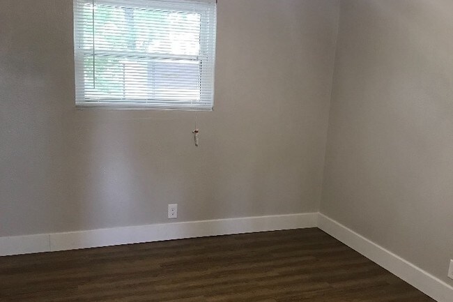 2425 louise St Denton, TX 76201 photo 4