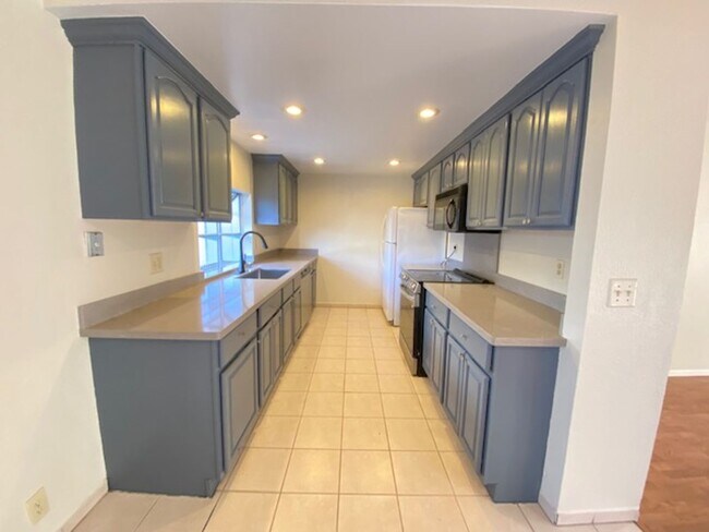 Great Shape Livermore Townhouse near Downtown photo 3