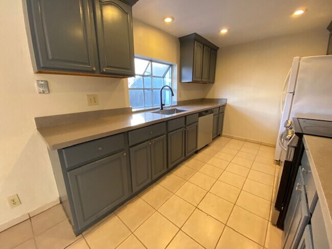 Great Shape Livermore Townhouse near Downtown photo 5