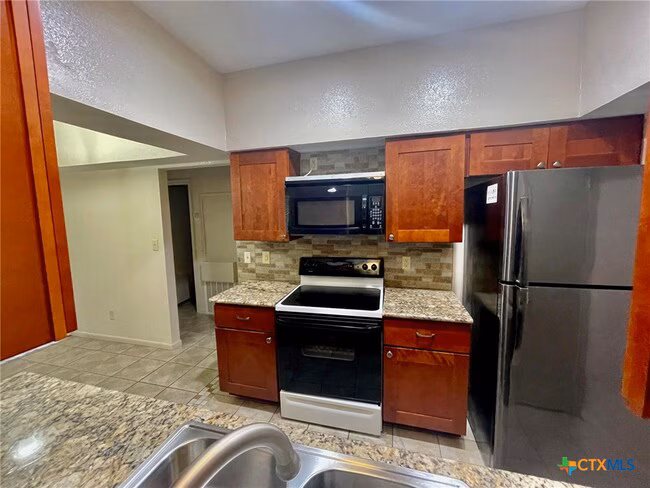 421 W San Antonio St San Marcos, TX 78666 photo 4